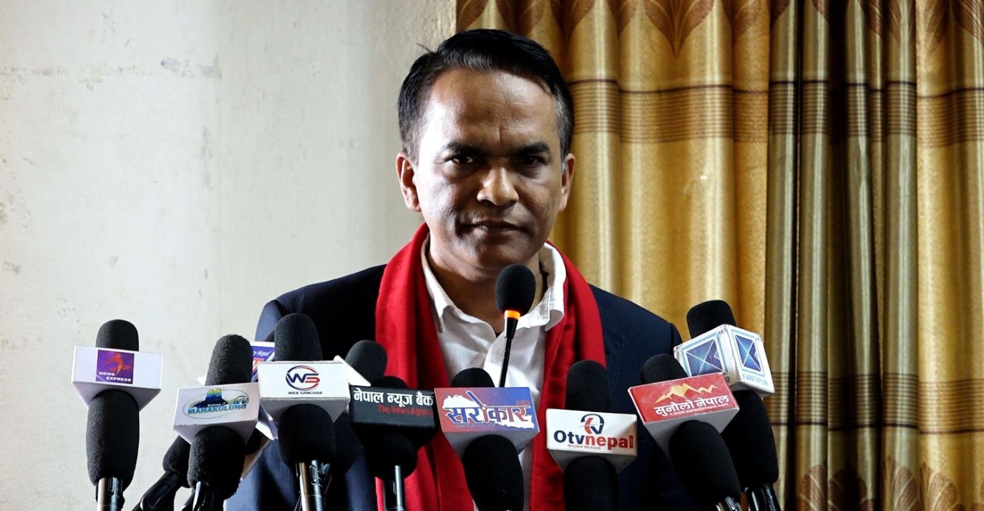 अर्थशास्त्रीहरुलाई देउता जस्तो मानेर वादहरुको पछाडि नलागौं: गभर्नर